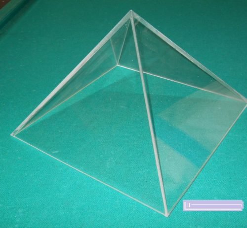 cubre objeto acrilico tipo pirámide